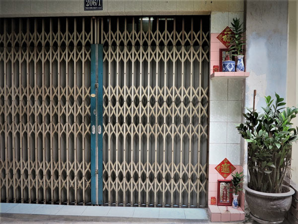 Điểm chung của các căn nhà đều có hai bàn thờ trước cửa. Ảnh: T.A. Bên trong con hẻm hơn 100 tuổi, khách Tây đến là mê ở Sài Gòn Đây là ban thờ Thiên. Ảnh: T.A.