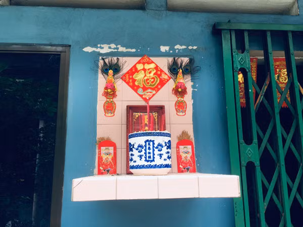 Còn đây là ban thờ Thổ địa. Anh Hùng cho biết, theo phong tục của người Hoa, ngoài hai ban thờ Thiên và Thổ địa đặt trước cửa ra vào, trong nhà còn ban thờ ông Thần tài, ban thờ Quan âm để cầu may mắn, bình an, làm ăn phát đạt, mọi người trong gia đình khỏe mạnh, gạt đi những xui rủi, đón tài lộc vào nhà. Ảnh: T.A.