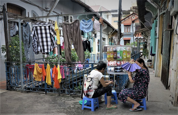 Anh Hùng cho biết, hiện nay, hằng ngày người dân trong hẻm liên tục đón các đoàn khách du lịch nước ngoài đến hẻm thăm quan, tìm hiểu văn hóa, nét kiến trúc của các căn nhà trong hẻm. Ảnh: T.A.