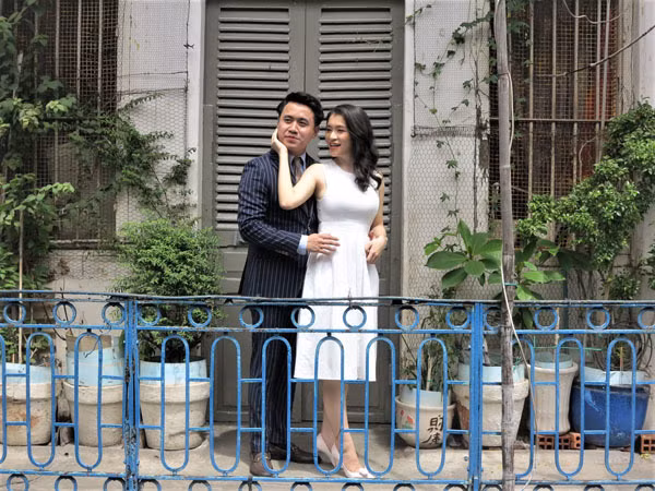 Các cô dâu chú rể khi chụp hình cưới cũng chọn hẻm làm nơi ghi hình kỷ niệm. Anh Toàn, người chụp hình cưới cho biết, rất nhiều cô dâu chú rể sử dụng dịch vụ bên anh đã chọn Hào Sĩ Phường làm điểm ghi hình. Ảnh: T.A.