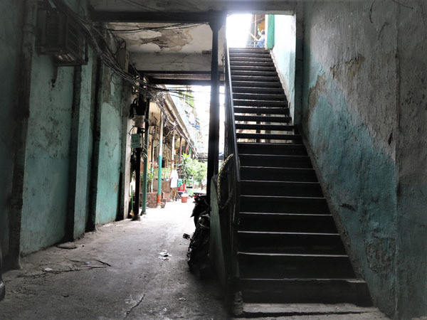 Chiều đến, người dân trong hẻm đến quán cà phê cóc đầu hẻm và ở tầng một ngồi nói chuyện với nhau. Ảnh: T.A.