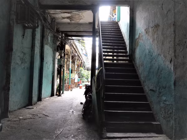 Chiều đến, người dân trong hẻm đến quán cà phê cóc đầu hẻm và ở tầng một ngồi nói chuyện với nhau. Ảnh: T.A.