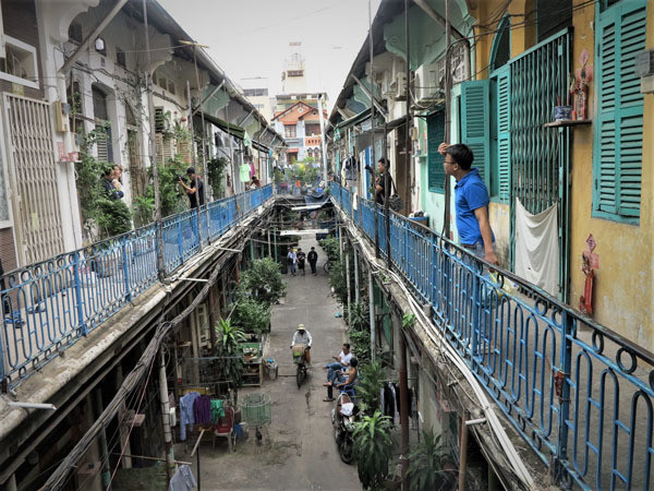 Gia đình anh Hùng, 56 tuổi sống ở hẻm từ khi hình thành đến nay. Anh cho biết, trước đây, nghe các cụ kể lại, toàn bộ 63 căn nhà trong hẻm đều được sơn bằng màu vàng. Theo thời gian, lớp sơn màu vàng bị bong tróc, các gia đình phải sơn lại. Nhà sơn màu xanh, nhà sơn màu đỏ nhạt, nhà thì màu trắng… chỉ còn một vài nhà vẫn còn giữ nguyên màu vàng.