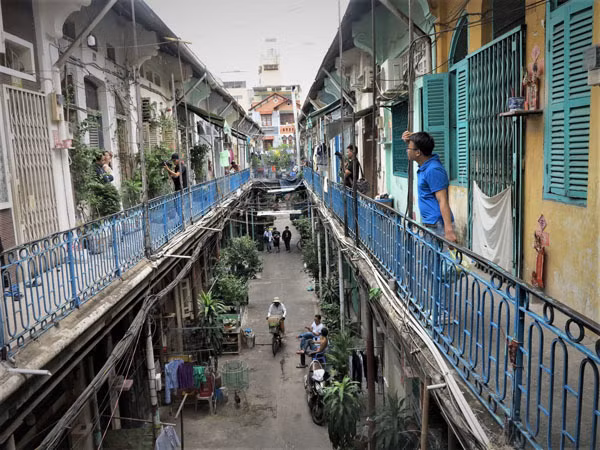 Gia đình anh Hùng, 56 tuổi sống ở hẻm từ khi hình thành đến nay. Anh cho biết, trước đây, nghe các cụ kể lại, toàn bộ 63 căn nhà trong hẻm đều được sơn bằng màu vàng. Theo thời gian, lớp sơn màu vàng bị bong tróc, các gia đình phải sơn lại. Nhà sơn màu xanh, nhà sơn màu đỏ nhạt, nhà thì màu trắng… chỉ còn một vài nhà vẫn còn giữ nguyên màu vàng.