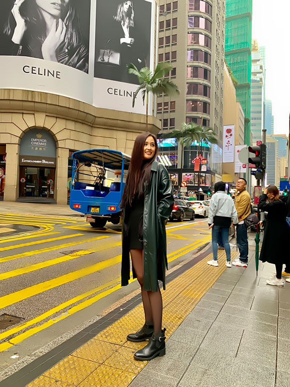 Trong một chuyến du lịch Hong Kong cùng người bạn thân, người đẹp lựa chọn khách sạn 5 sao tọa lạc ngay giữa trung tâm của Central để ở.