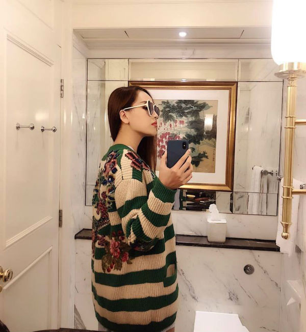 Chiếc áo thêu họa tiết con công có giá 240 triệu đồng, Mai Phương Thúy mua chỉ để khoác đi dạo.