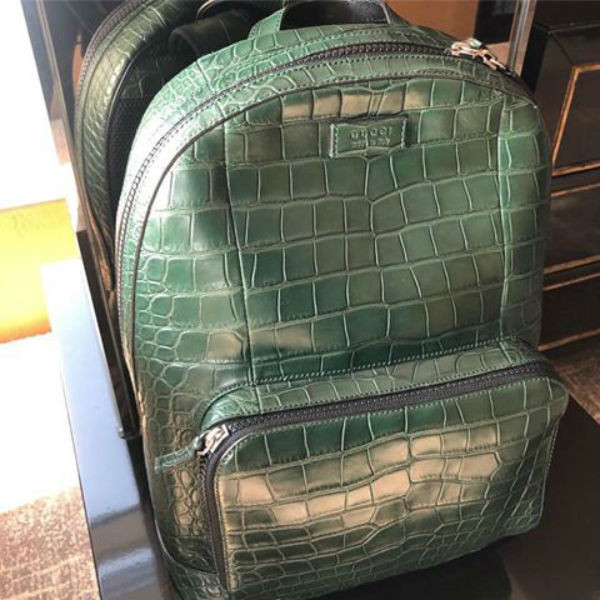 Chiếc balo đến từ nhà mốt Gucci, màu xanh ngọc và được làm 100% từ da cá sấu thật.