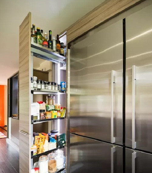  Tủ bếp hiện đại với hệ thống tủ thiết kế âm tường trên chiều dài lớn. Ảnh: Homify.