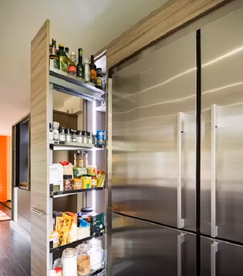  Tủ bếp hiện đại với hệ thống tủ thiết kế âm tường trên chiều dài lớn. Ảnh: Homify.