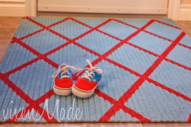 Sơn tấm thảm chùi chân bằng màu sắc nổi bật giúp căn nhà thêm tươi mới. Nguồn ảnh: Brightside.