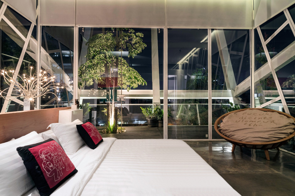 Tường kính xung quanh giúp gia chủ ngắm cảnh bên ngoài.