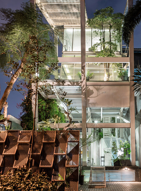 Phần lớn tường nhà sử dụng kính cường lực.