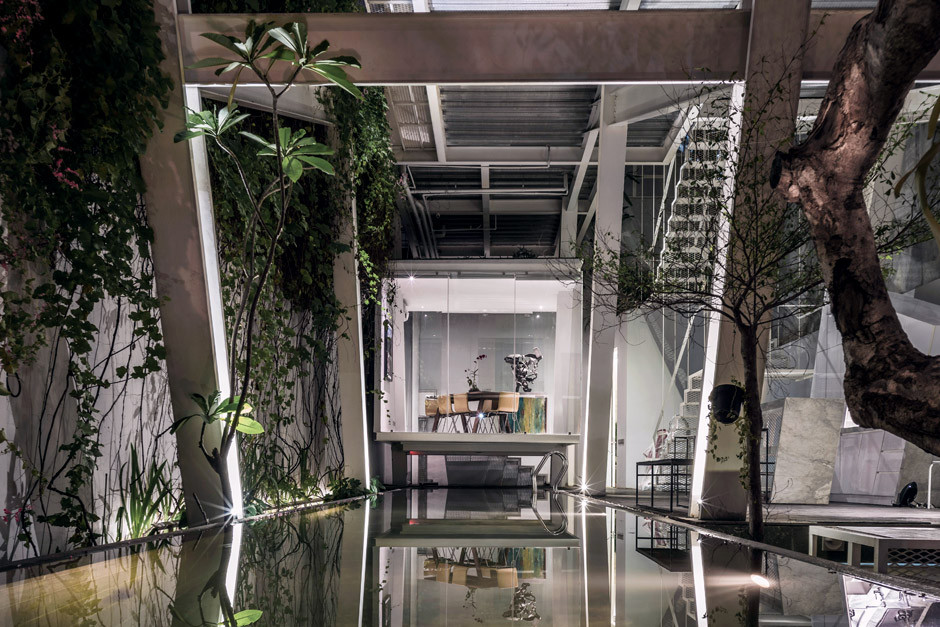 Rất nhiều cây xanh được trồng trong nhà, tạo không gian gần gũi với thiên nhiên.