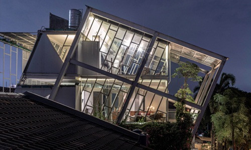 Thay vì vuông góc với mặt đất như bình thường, khung nhà tạo với sàn một góc 70 độ.