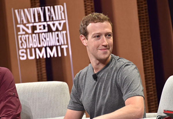 Người sáng lập Facebook - tỷ phú Mark Zuckerberg cũng có cuộc sống rất bình dị. Mark ăn mặc khá đơn giản với áo thun và quần jean. Ảnh: ABC.