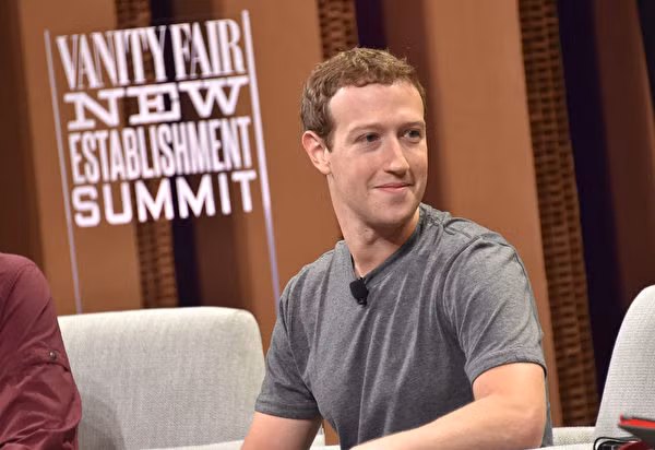 Người sáng lập Facebook - tỷ phú Mark Zuckerberg cũng có cuộc sống rất bình dị. Mark ăn mặc khá đơn giản với áo thun và quần jean. Ảnh: ABC.