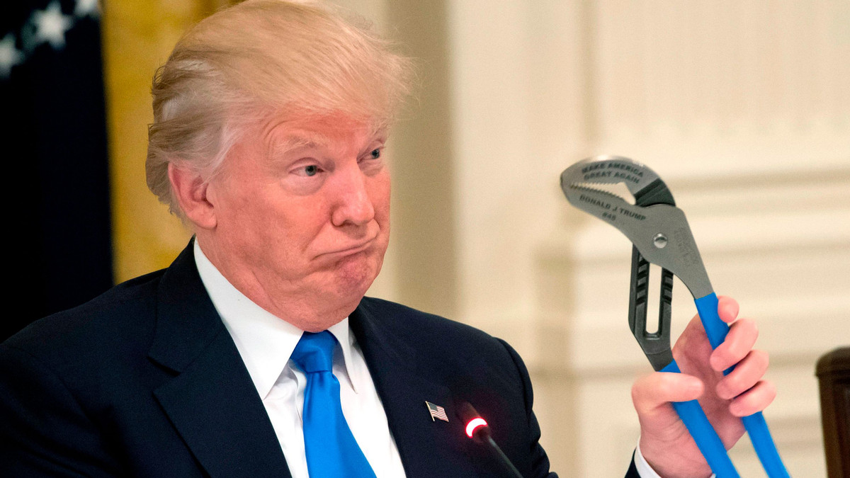 Năm 2013, trước khi trở thành Tổng thống thứ 45 của Mỹ, ông Donald Trump thừa nhận ít khi mang theo ví bên người. Lý do là ông thường được miễn phí khi đi ăn nhà hàng. Ảnh: Youtube.