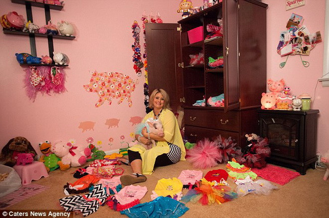 Ngoài những bộ cánh bắt mắt, Penelopi còn được cô chủ Mindi Reinbolt ở Ohio, Mỹ) xây cho một phòng ngủ riêng với gam màu hồng lấp lánh, có một tủ quần áo riêng lúc nào cũng đầy quần áo. Ảnh: Caters News.