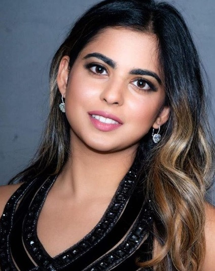 Tháng 4/2016, con gái tỷ phú Ấn Độ ra mắt nhà bán lẻ thời trang trực tuyến AJIO. AJIO là công ty con của Reliance Retail và Isha trực tiếp điều hành quản lý cũng như xây dựng thương hiệu. Ảnh: Indiatoday.