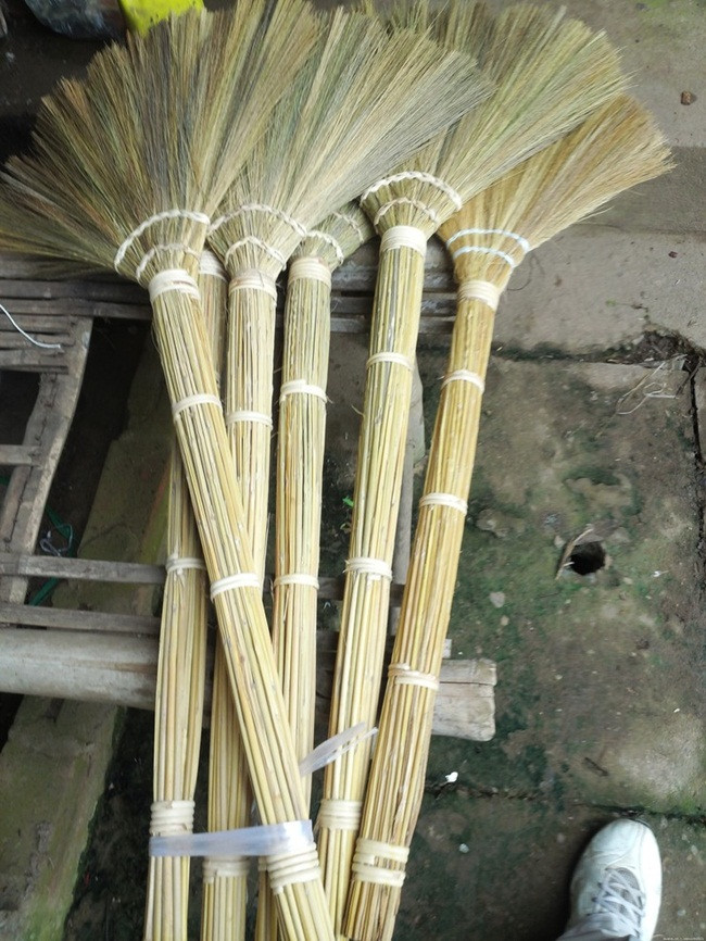 Trên trang bán hàng online ở nước ngoài, người bán cho biết, sản phẩm có thể dùng trên nền gạch, sàn nhựa, sàn gỗ cứng, dùng tốt cho cửa hàng cắt tóc hay lông của thú cưng.