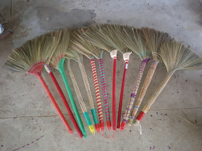 Chổi đót được bện từ cây đót (bông cỏ). Trước khi bện thành chổi, đót tươi được phơi đủ mấy nắng. (Ảnh Người Lao Động)