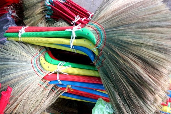 Ngay dưới phần bán hàng trên Amazon Nhật, có nhiều ý kiến bình luận về loại chổi đót này. Có người cho hay, người này có thể mua được loại chổi này ở cửa hàng châu Á với giá chỉ 3,99 USD (~92.000 đồng) vẫn đảm bảo chất lượng.