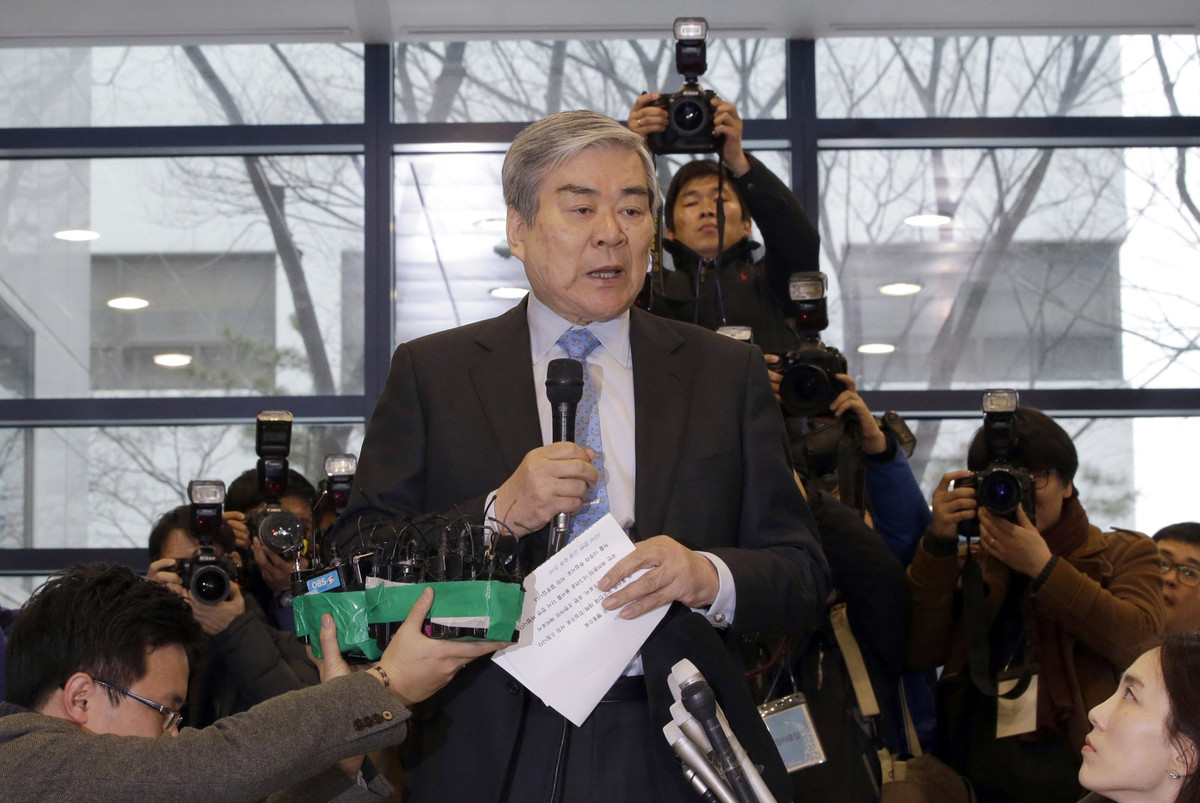 Korean Air được Air Transport World đánh giá là hãng bay tốt nhất thế giới năm ngoái, được Skytrax đánh giá 4 sao và Airline Ratings đánh giá 7 sao, mức xếp hạng cao nhất - về độ an toàn. Ảnh: AP.