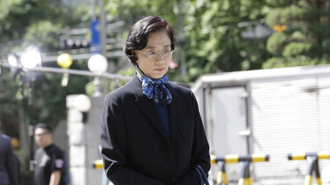 Năm 2018, vợ của ông, bà Lee Myung-hee, bị điều tra với các cáo buộc tấn công, phân biệt và sỉ nhục nhân viên tại công trường lao động. Ảnh: Telepgrah.