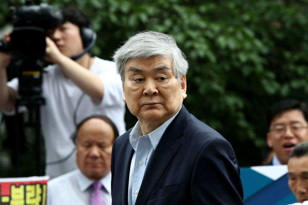 Dù vậy, vài năm gần đây, gia đình Chủ tịch Cho Yang-ho liên tiếp gặp rắc rối. Bản thân ông Cho phải hầu tòa về tội tham ô và vi phạm sự ủy thác, thiếu trách nhiệm. Tuy nhiên, Cho đã phủ nhận mọi cáo buộc chống lại mình. Ảnh: Times.