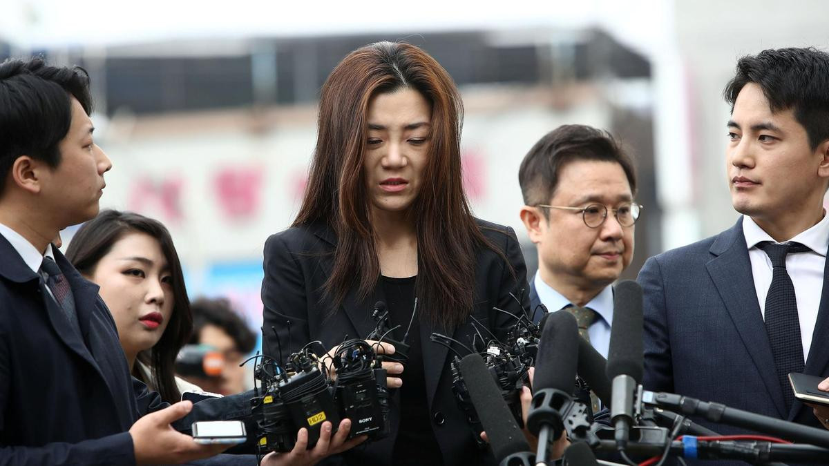 Con gái út của ông Cho, Cho Hyun-min, phải đối diện với sự quay lưng của dư luận khi bị cáo buộc đã hất cốc nước vào mặt người khác trong một cuộc họp kinh doanh với một công ty đối tác. Cô cũng buộc phải từ chức sau bê bối này. Ảnh: The Nation.