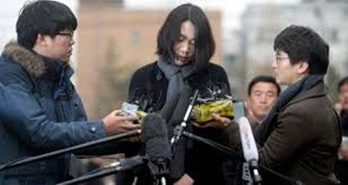 Năm 2014, con gái lớn của ông Cho, Cho Hyun-ah, gây phẫn nộ dư luận vì yêu cầu một chiếc máy bay của hãng hàng không Korean Air quay lại sân bay và đuổi một tiếp viên khỏi máy bay. Cô phải từ chức và bị kết án tù vì đe dọa an toàn bay. Ảnh: The Irish Times.