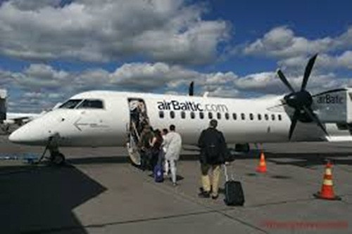 Với 89,17% chuyến bay đúng giờ, hãng hàng không của Latvia - AirBaltic trụ sở chính tại Riga (Latvia) đứng vị trí thứ 2. Hãng hàng không ở vùng Tây - Bắc châu Âu có 948 nhân viên (tháng 9/2007) chuyên chở được 2.007.150 lượt hành khách (tăng 41% so với năm 2006).