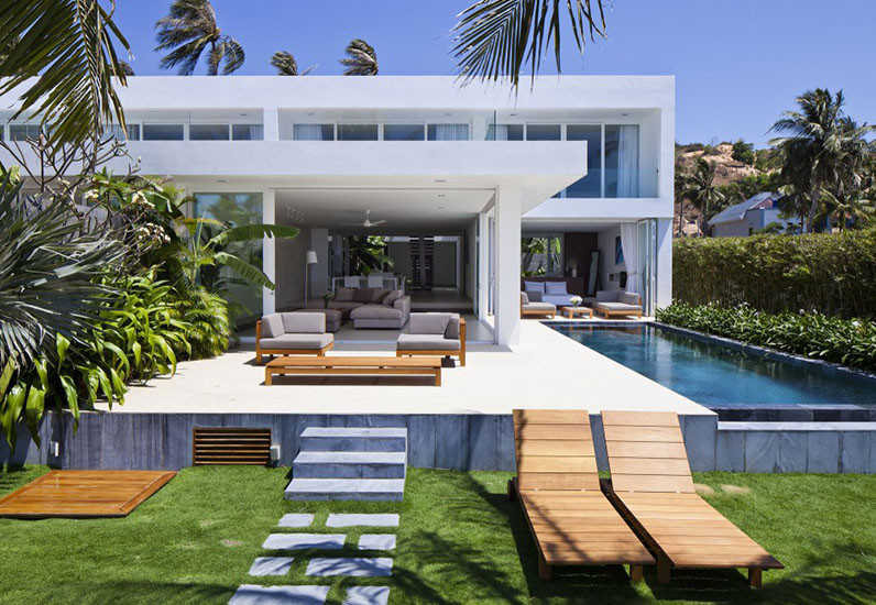 Biệt thự mang phong cách mộc mạc, được bao bọc trong khu vườn xanh mát mẻ. Ảnh: Mauthietkenhadep.