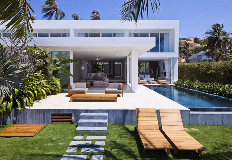 Biệt thự mang phong cách mộc mạc, được bao bọc trong khu vườn xanh mát mẻ. Ảnh: Mauthietkenhadep.