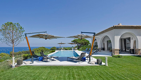 Mẫu biệt thự 1 tầng rộng thoáng mang phong cách Địa Trung Hải có điểm nhấn là tầm nhìn bao quát biển. Ảnh: Handymandecor.