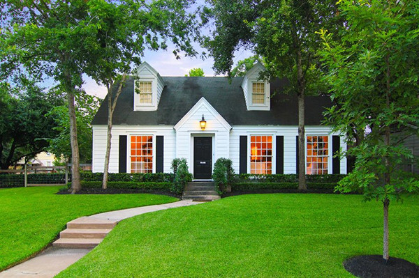 Ngôi nhà với vườn cây xanh mát bao quanh thích hợp làm không gian tĩnh dưỡng lúc rời xa thành phố. Ảnh: Homedit.