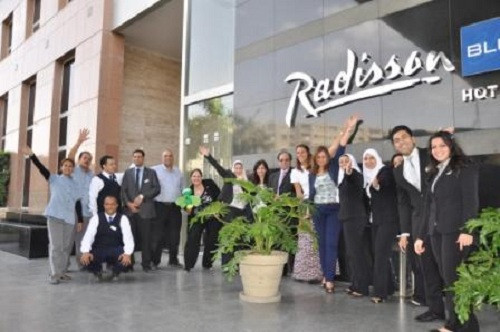 Trong trường hợp nhân viên không chắc về tên của khách, họ vẫn có thể sử dụng từ ông/bà nhưng chỉ đi kèm với tên đệm. Ảnh: Hozpitality.