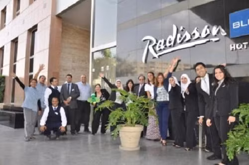 Trong trường hợp nhân viên không chắc về tên của khách, họ vẫn có thể sử dụng từ ông/bà nhưng chỉ đi kèm với tên đệm. Ảnh: Hozpitality.