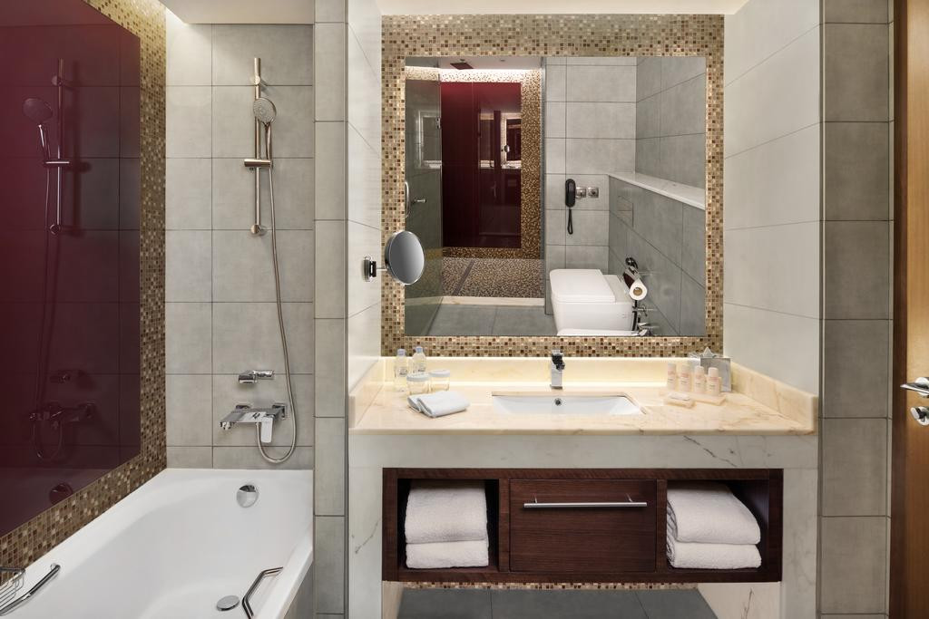 Phòng tắm được trang bị nội thất hiện đại. Ảnh: Booking.