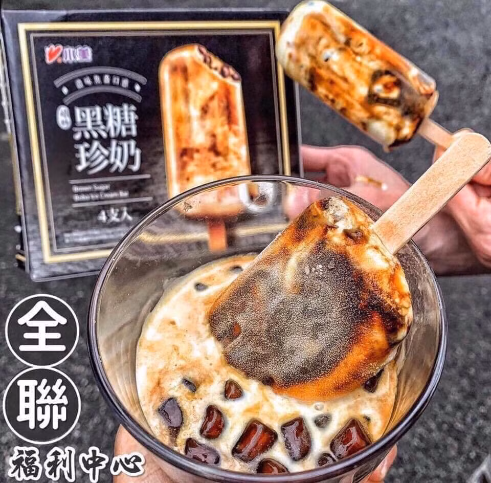 Mỗi hộp kem gồm 4 chiếc kem trân châu đường đen. Tính ra, mỗi chiếc kem có giá gần 100.000 đồng. Ảnh: FB Dương Thu Hường.