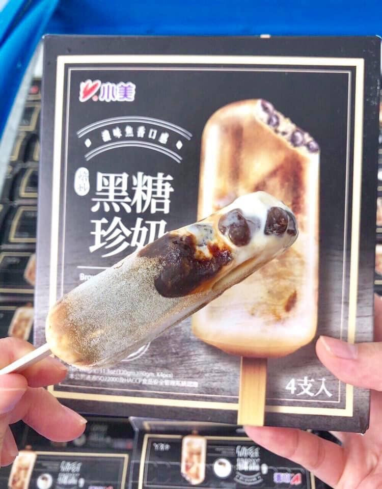 Kem thơm mùi sữa và caramen. Phần ruột bên trong của kem được làm từ sữa tươi, phủ bên ngoài là lớp đường đen. Ảnh: Facebook.