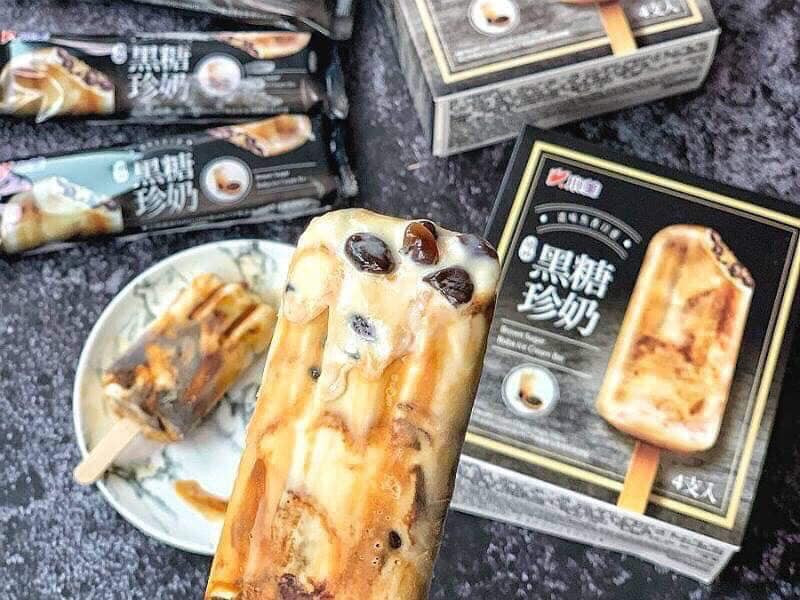 Chia sẻ trên báo Dân sinh, chị Thùy Linh (Thanh Xuân, Hà Nội) cho biết, vì muốn giải nhiệt ngày nắng nóng và tò mò loại kem lạ, chị đã chi 350.000 đồng mua hộp kem trân châu đường đen tại một cửa hàng trên phố Hàng Cót để thưởng thức. Ảnh: FB Dương Thu Hường.