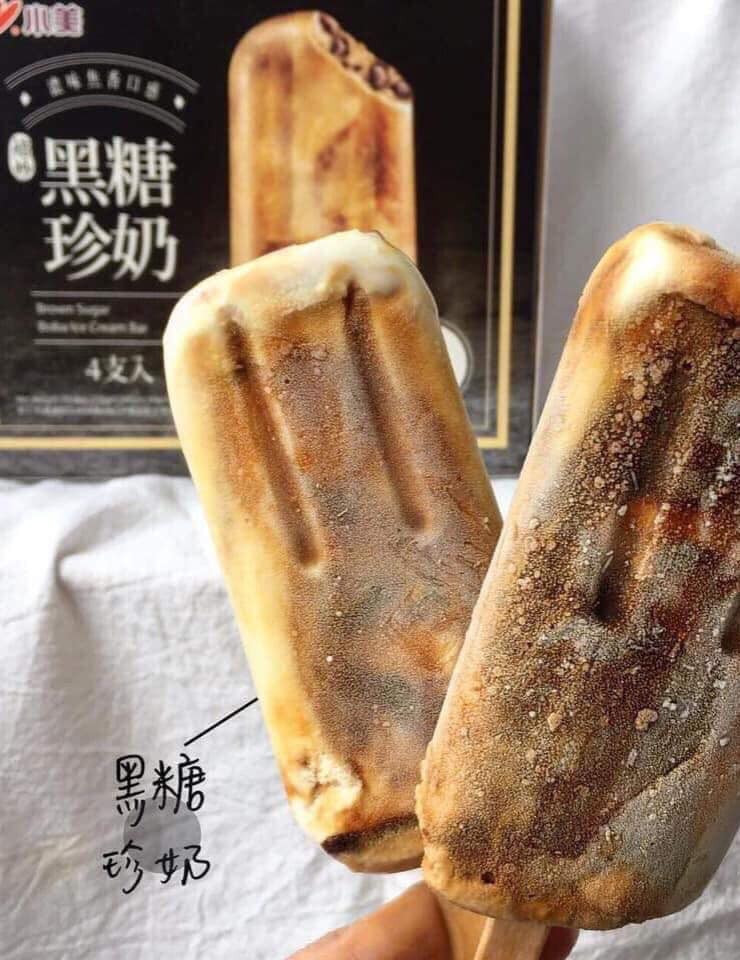 Trên thị trường, kem trân châu đường đen được rao bán với nhiều mức giá khác nhau, từ 65.000 đến gần 400.000 đồng, tùy theo dạng que bán lẻ hay nguyên hộp. Ảnh: Facebook.