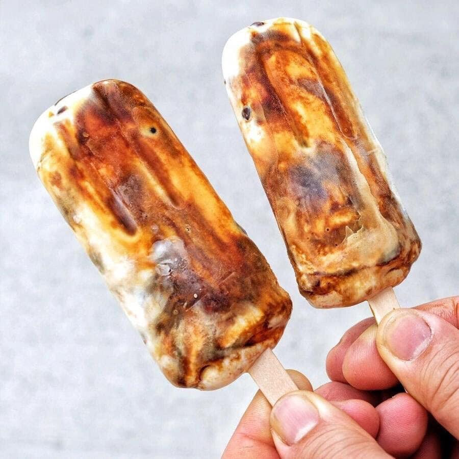 Sau lớp vỏ kem là rất nhiều trân châu. Ảnh: Facebook.