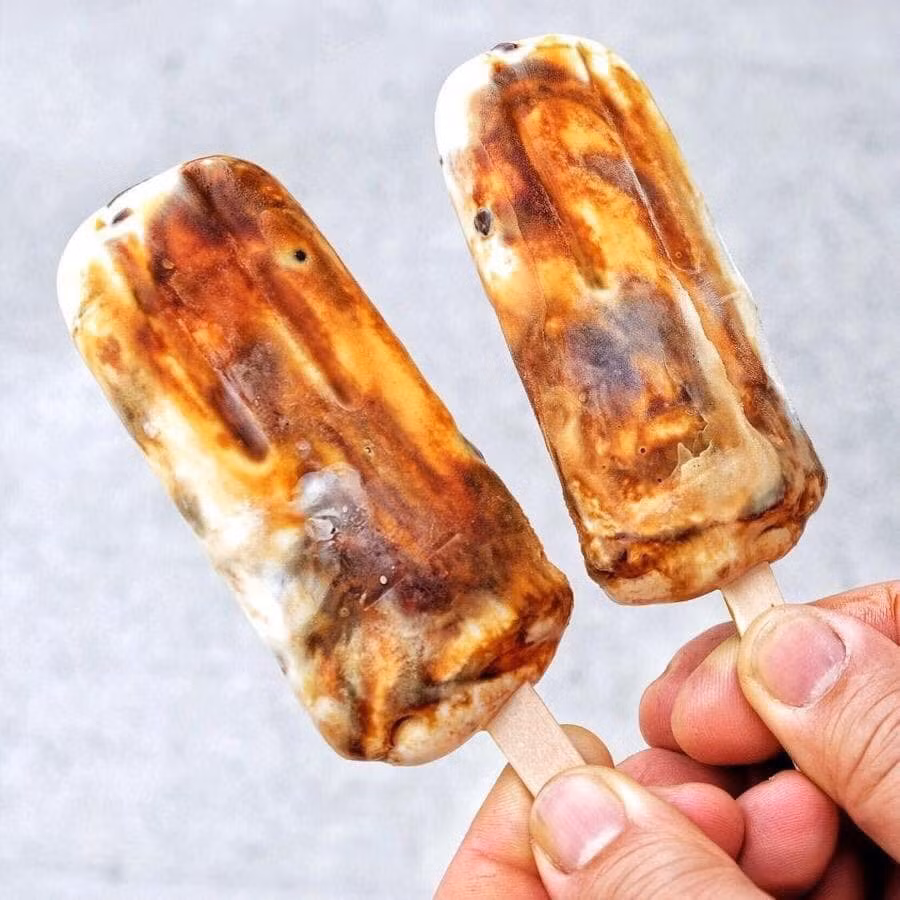 Sau lớp vỏ kem là rất nhiều trân châu. Ảnh: Facebook.