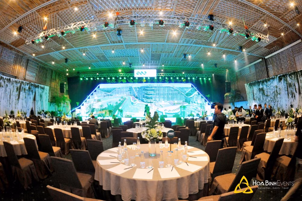 Đây được xem là địa điểm tổ chức sự kiện có quy mô lớn nhất trung tâm TP HCM. Theo tìm hiểu của PV Kiến Thức, khu đất của Dự án Trung tâm hội nghị GEM Center là đất quốc phòng thuộc Tổng cục Chính trị nhưng chưa sử dụng ngay cho nhiệm vụ quốc phòng và được Bộ Quốc phòng giao cho PQC Convetion sử dụng vào mục đích kinh tế theo Quyết định số 3832QĐ - BQP ký ngày 08/10/2013.