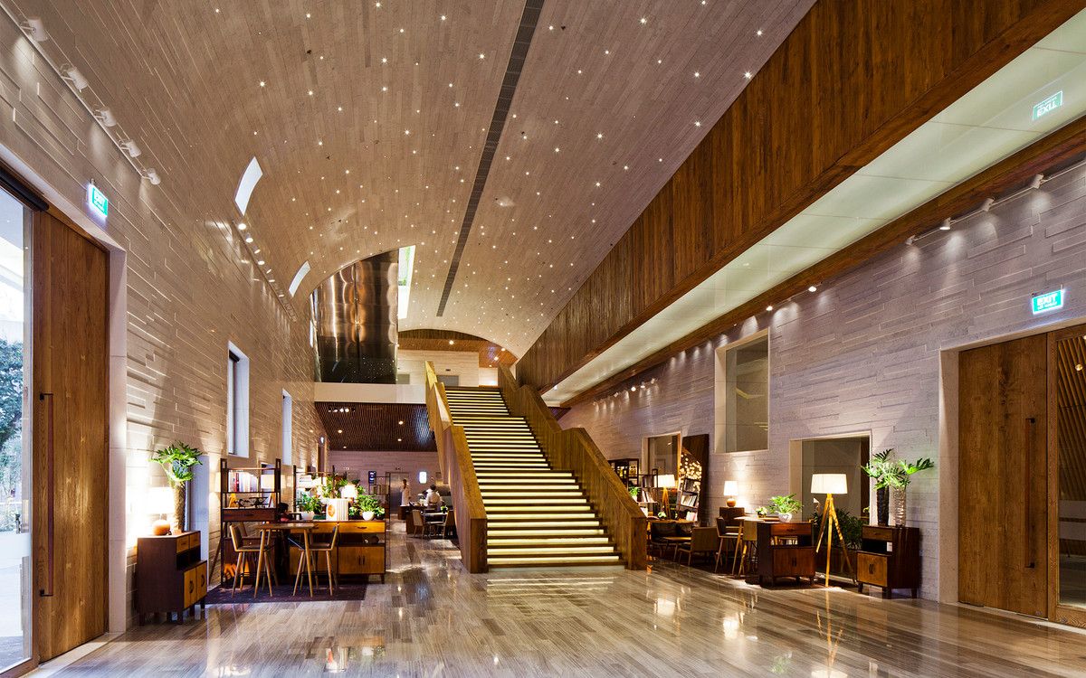 Nội thất bên trong tân tiến. Với nghệ thuật kiến trúc đương đại cùng trang thiết bị tân tiến, GEM Center hứa hẹn là nơi truyền cảm hứng cho những ý tưởng và sự sáng tạo không ngừng của bạn.