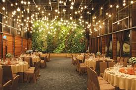 Không gian sang trọng và quý phái với tone màu tối ngả vàng trông rất sang.