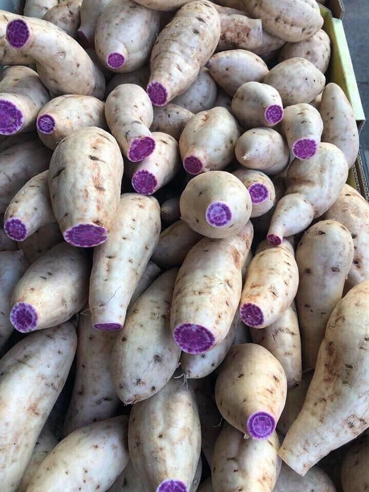 Cô Lan (TP HCM) chuyên bán hàng online cho biết mỗi ngày bán được hàng chục kg khoai tím Úc. Lúc đầu, cô Lan không dám lấy hàng vì đắt hơn nhiều khoai Việt. Ảnh: Facebook Le Phuong.