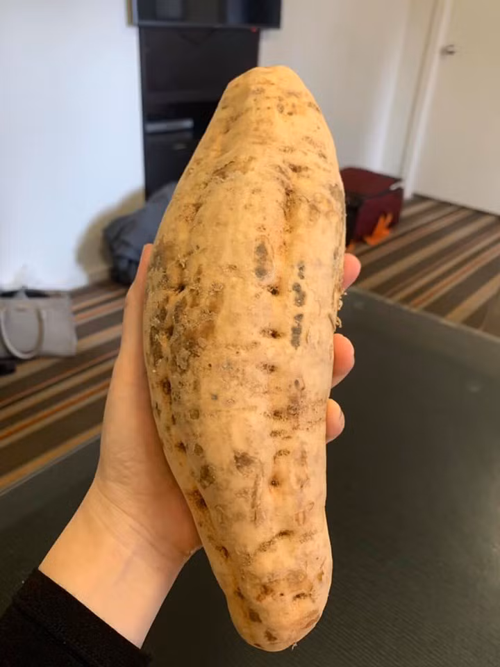 Đáng chú ý, dù khoai lang Úc rất đắt song nhiều người vẫn sẵn sàng chi tiền triệu để thưởng thức. Ảnh: Facebook Le Phuong.